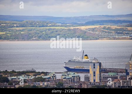 Vue sur Édimbourg depuis Salisbury Crags, bateau saga au terminal de croisière d'Édimbourg (Leith) sur la Forth Banque D'Images