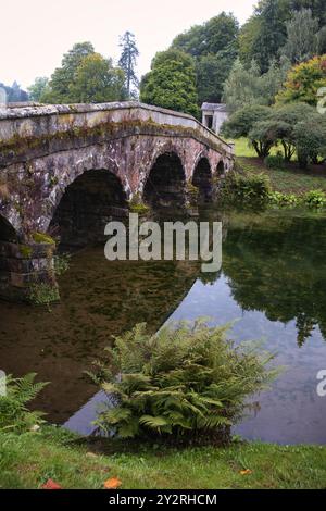 Le pont palladien à Stourhead dans le Wiltshire par un matin d'été brumeux Banque D'Images