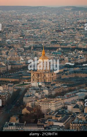 Une photo de drone aérien de l'Hôtel des Invalides à Paris. Superbe architecture méditerranéenne et magnifique paysage urbain. Banque D'Images