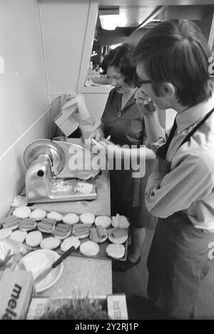 Réel 32 - 7 - 1971 : une journée dans un innNous avons passé la journée entre le 22 et le 23 juillet à Minnesund's Roadside inn. L'auberge a été ouverte en 1961. Le premier jour de 1961, le chiffre d'affaires était de 1,50. Maintenant le numéro est approx. 20 000 NOK. Photo : Per Ervik / Aktuell / NTB ***PHOTO NON TRAITÉE*** le texte de cette image est traduit automatiquement Banque D'Images