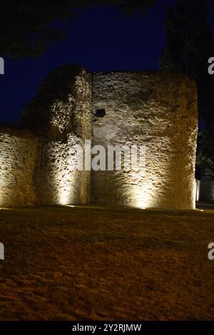 Une photo verticale des murs romains illuminés au Musée Porta Della Mandria dans la soirée à Fano ville, Marches, Italie Banque D'Images