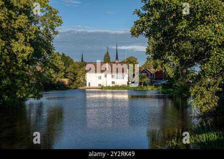 Idyllique petite ville Söderöoping pendant une soirée d'été. Söderköping est une ville médiévale historique et une destination de voyage populaire en Suède. Banque D'Images