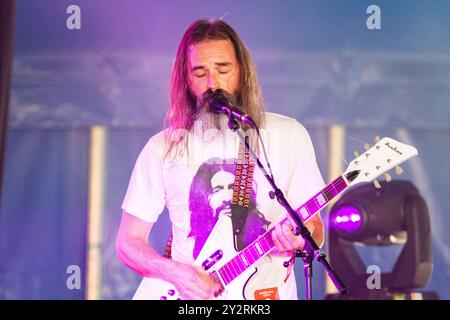 MOON DUO, CONCERT, GREEN MAN FESTIVAL 2013 : Ripley Johnson du groupe Moon Duo jouant en direct sur la scène Far Out au Green Man Festival 2013 à Glanusk Park, Brecon, pays de Galles, août 2013. Photo : Rob Watkins. INFO : Moon Duo est un groupe de rock psychédélique américain connu pour son son hypnotique et répétitif qui mêle des éléments de krautrock, de musique électronique et de rock spatial. Avec des guitares droning, des rythmes de conduite et des synthés cosmiques, leur musique crée des paysages soniques immersifs et extraordinaires. Banque D'Images