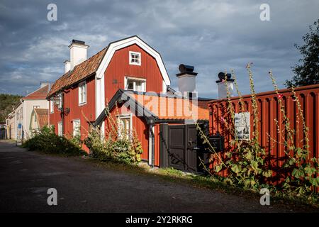 Idyllique petite ville Söderöoping pendant une soirée d'été. Söderköping est une ville médiévale historique et une destination de voyage populaire en Suède. Banque D'Images