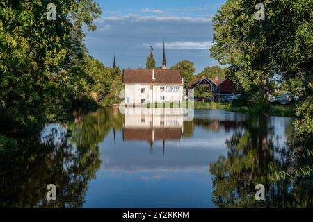 Idyllique petite ville Söderöoping pendant une soirée d'été. Söderköping est une ville médiévale historique et une destination de voyage populaire en Suède. Banque D'Images