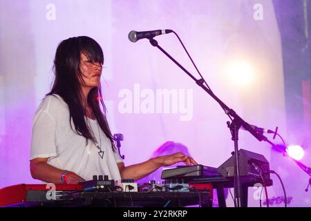 MOON DUO, CONCERT, GREEN MAN FESTIVAL 2013 : Sanae Yamada du groupe Moon Duo jouant en direct sur la scène Far Out au Green Man Festival 2013 à Glanusk Park, Brecon, pays de Galles, août 2013. Photo : Rob Watkins. INFO : Moon Duo est un groupe de rock psychédélique américain connu pour son son hypnotique et répétitif qui mêle des éléments de krautrock, de musique électronique et de rock spatial. Avec des guitares droning, des rythmes de conduite et des synthés cosmiques, leur musique crée des paysages soniques immersifs et extraordinaires. Banque D'Images