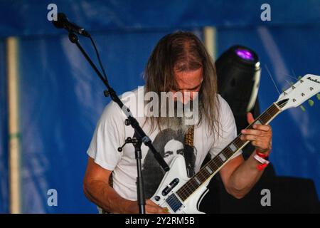 MOON DUO, CONCERT, GREEN MAN FESTIVAL 2013 : Ripley Johnson du groupe Moon Duo jouant en direct sur la scène Far Out au Green Man Festival 2013 à Glanusk Park, Brecon, pays de Galles, août 2013. Photo : Rob Watkins. INFO : Moon Duo est un groupe de rock psychédélique américain connu pour son son hypnotique et répétitif qui mêle des éléments de krautrock, de musique électronique et de rock spatial. Avec des guitares droning, des rythmes de conduite et des synthés cosmiques, leur musique crée des paysages soniques immersifs et extraordinaires. Banque D'Images