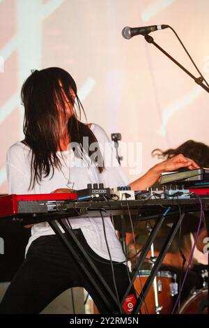 MOON DUO, CONCERT, GREEN MAN FESTIVAL 2013 : Sanae Yamada du groupe Moon Duo jouant en direct sur la scène Far Out au Green Man Festival 2013 à Glanusk Park, Brecon, pays de Galles, août 2013. Photo : Rob Watkins. INFO : Moon Duo est un groupe de rock psychédélique américain connu pour son son hypnotique et répétitif qui mêle des éléments de krautrock, de musique électronique et de rock spatial. Avec des guitares droning, des rythmes de conduite et des synthés cosmiques, leur musique crée des paysages soniques immersifs et extraordinaires. Banque D'Images