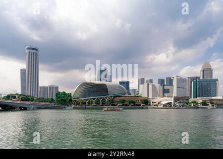 Singapour - 13 juin 2024 : vue de Marina Bay Sands à Singapour. Paysage de ville au ciel bleu de jour. Concept de voyage Banque D'Images