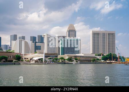 Singapour - 13 juin 2024 : vue de Marina Bay Sands à Singapour. Paysage de ville au ciel bleu de jour. Concept de voyage Banque D'Images