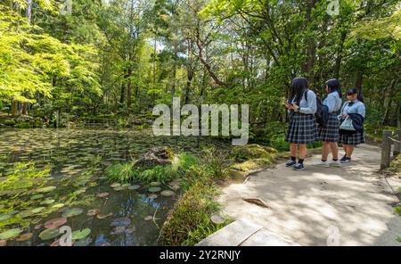 Des écoliers japonais en uniforme visitent le jardin de Tenjuan, le complexe du temple Nanzen-ji, Kyoto, Japon Banque D'Images