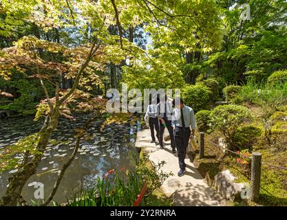 Des écoliers japonais en uniforme visitent le jardin de Tenjuan, le complexe du temple Nanzen-ji, Kyoto, Japon Banque D'Images