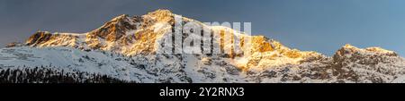 Vue panoramique haute résolution de la montagne Ortler dans le Sulden au lever du soleil Banque D'Images