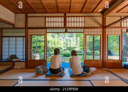 Deux femmes apprécient le thé à l'intérieur de la Villa Old Mitsui Family Shimogamo, Kyoto Banque D'Images