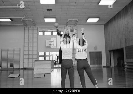 Réel 51-7-1971 : meilleur avec le ballon. Notre équipe nationale féminine de handball est l'une des meilleures au monde, et notre meilleure joueuse de handball est Karen Fladset. Elle vient d'une ferme à quelques kilomètres de Molde, mais vit à Oslo, et joue pour l'équipe d'Oslo Vestar. On prétend qu'elle est parfois la moitié de l'équipe nationale. Elle a déjà remporté trois championnats nationaux sur le disque, ce qui peut expliquer une partie de sa puissance de tir. Photo : Ivar Aaserud / Aktuell / NTB ***PHOTO NON TRAITÉE*** le texte de cette image est traduit automatiquement Banque D'Images