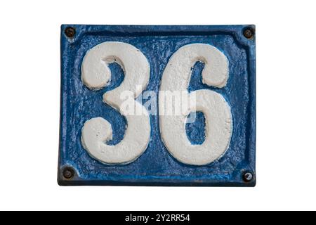 Vieille plaque de fonte rétro vieillie avec le numéro 36 isolé sur fond blanc Banque D'Images