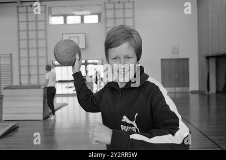 Réel 51-7-1971 : meilleur avec le ballon. Notre équipe nationale féminine de handball est l'une des meilleures au monde, et notre meilleure joueuse de handball est Karen Fladset. Elle vient d'une ferme à quelques kilomètres de Molde, mais vit à Oslo, et joue pour l'équipe d'Oslo Vestar. On prétend qu'elle est parfois la moitié de l'équipe nationale. Elle a déjà remporté trois championnats nationaux sur le disque, ce qui peut expliquer une partie de sa puissance de tir. Photo : Ivar Aaserud / Aktuell / NTB ***PHOTO NON TRAITÉE*** le texte de cette image est traduit automatiquement Banque D'Images