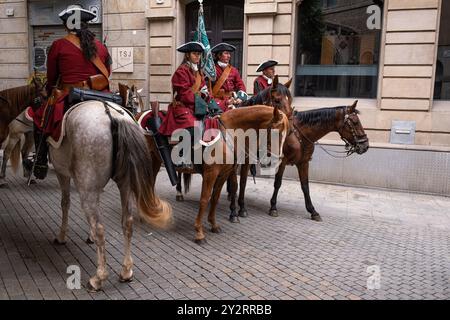 Barcelone, Espagne. 11 septembre 2024. Des artistes habillés en « migueletes », la milice volontaire soutenant les troupes régulières de Catalogne en 1714, sont vus monter à cheval. Barcelone célèbre la fête nationale de Catalogne en souvenir de la reddition de Barcelone à l'armée des Bourbons pendant la guerre de succession. (Photo Paco Freire/SOPA images/SIPA USA) crédit : SIPA USA/Alamy Live News Banque D'Images