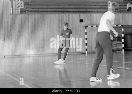 Réel 51-7-1971 : meilleur avec le ballon. Notre équipe nationale féminine de handball est l'une des meilleures au monde, et notre meilleure joueuse de handball est Karen Fladset. Elle vient d'une ferme à quelques kilomètres de Molde, mais vit à Oslo, et joue pour l'équipe d'Oslo Vestar. On prétend qu'elle est parfois la moitié de l'équipe nationale. Elle a déjà remporté trois championnats nationaux sur le disque, ce qui peut expliquer une partie de sa puissance de tir. Photo : Ivar Aaserud / Aktuell / NTB ***PHOTO NON TRAITÉE*** le texte de cette image est traduit automatiquement Banque D'Images