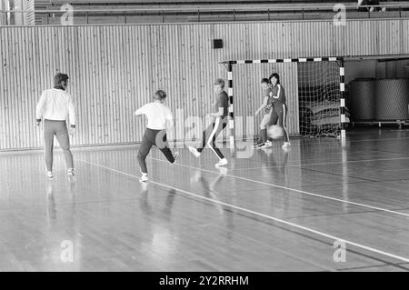 Réel 51-7-1971 : meilleur avec le ballon. Notre équipe nationale féminine de handball est l'une des meilleures au monde, et notre meilleure joueuse de handball est Karen Fladset. Elle vient d'une ferme à quelques kilomètres de Molde, mais vit à Oslo, et joue pour l'équipe d'Oslo Vestar. On prétend qu'elle est parfois la moitié de l'équipe nationale. Elle a déjà remporté trois championnats nationaux sur le disque, ce qui peut expliquer une partie de sa puissance de tir. Photo : Ivar Aaserud / Aktuell / NTB ***PHOTO NON TRAITÉE*** le texte de cette image est traduit automatiquement Banque D'Images