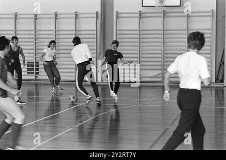 Réel 51-7-1971 : meilleur avec le ballon. Notre équipe nationale féminine de handball est l'une des meilleures au monde, et notre meilleure joueuse de handball est Karen Fladset. Elle vient d'une ferme à quelques kilomètres de Molde, mais vit à Oslo, et joue pour l'équipe d'Oslo Vestar. On prétend qu'elle est parfois la moitié de l'équipe nationale. Elle a déjà remporté trois championnats nationaux sur le disque, ce qui peut expliquer une partie de sa puissance de tir. Photo : Ivar Aaserud / Aktuell / NTB ***PHOTO NON TRAITÉE*** le texte de cette image est traduit automatiquement Banque D'Images