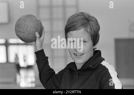 Réel 51-7-1971 : meilleur avec le ballon. Notre équipe nationale féminine de handball est l'une des meilleures au monde, et notre meilleure joueuse de handball est Karen Fladset. Elle vient d'une ferme à quelques kilomètres de Molde, mais vit à Oslo, et joue pour l'équipe d'Oslo Vestar. On prétend qu'elle est parfois la moitié de l'équipe nationale. Elle a déjà remporté trois championnats nationaux sur le disque, ce qui peut expliquer une partie de sa puissance de tir. Photo : Ivar Aaserud / Aktuell / NTB ***PHOTO NON TRAITÉE*** le texte de cette image est traduit automatiquement Banque D'Images