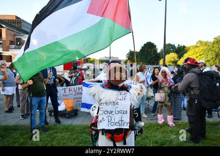 Philadelphie, États-Unis. 10 septembre 2024. Des manifestants manifestent près du National Constitution Center, lieu d'un débat présidentiel entre le vice-président américain Kamala Harris et l'ancien président Donald Trump, à Philadelphie, aux États-Unis, le 10 septembre 2024. Harris et Trump se sont affrontés pour la première fois mardi soir dans un débat présidentiel américain de 2024 dans la ville de Philadelphie. Crédit : Li Rui/Xinhua/Alamy Live News Banque D'Images