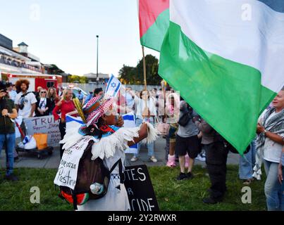 Philadelphie, États-Unis. 10 septembre 2024. Des manifestants manifestent près du National Constitution Center, lieu d'un débat présidentiel entre le vice-président américain Kamala Harris et l'ancien président Donald Trump, à Philadelphie, aux États-Unis, le 10 septembre 2024. Harris et Trump se sont affrontés pour la première fois mardi soir dans un débat présidentiel américain de 2024 dans la ville de Philadelphie. Crédit : Li Rui/Xinhua/Alamy Live News Banque D'Images