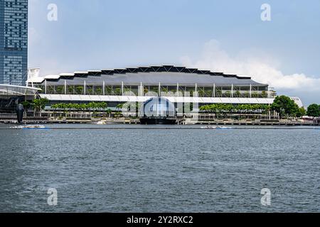 Singapour - 13 juin 2024 : le premier Apple Store flottant à Marina Bay Sands, Singapour dans la matinée avec un ciel bleu Banque D'Images