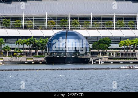 Singapour - 13 juin 2024 : le premier Apple Store flottant à Marina Bay Sands, Singapour dans la matinée avec un ciel bleu Banque D'Images