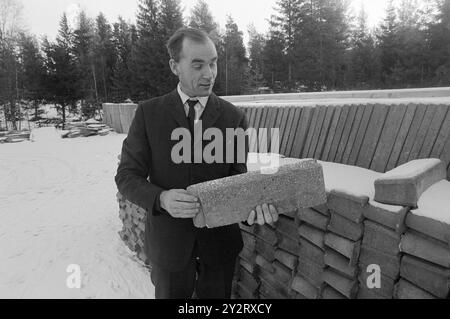 Réel 51-9-1971 : aucune aide à avoir. Enfant, Paul Martinsen souffrait d'épilepsie. Il s'est remis de deux opérations cérébrales et a demandé à la communauté de l'aide pour l'éducation. Au lieu de cela, il a été enfermé dans un établissement psychiatrique. De là, il s'est échappé - et plus tard s'est débrouillé seul. Il a maintenant poursuivi l'État pour 300 000 NOK. Photo : ODD Ween / Aktuell / NTB ***PHOTO NON TRAITÉE*** cette image est traduite automatiquement Banque D'Images