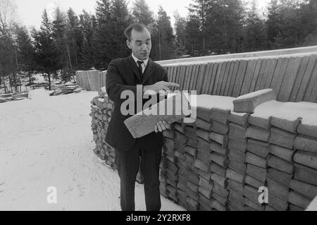 Réel 51-9-1971 : aucune aide à avoir. Enfant, Paul Martinsen souffrait d'épilepsie. Il s'est remis de deux opérations cérébrales et a demandé à la communauté de l'aide pour l'éducation. Au lieu de cela, il a été enfermé dans un hôpital psychiatrique. De là, il s'est échappé - et plus tard s'est débrouillé seul. Il a maintenant poursuivi l'État pour 300 000 NOK. Photo : ODD Ween / Aktuell / NTB ***PHOTO NON TRAITÉE*** cette image est traduite automatiquement Banque D'Images