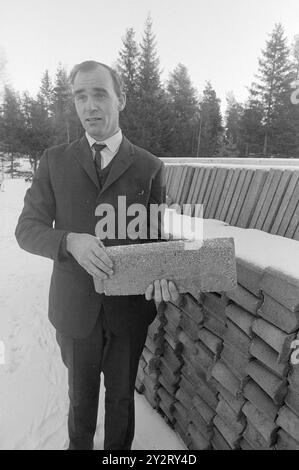 Réel 51-9-1971 : aucune aide à avoir. Enfant, Paul Martinsen souffrait d'épilepsie. Il s'est remis de deux opérations cérébrales et a demandé à la communauté de l'aide pour l'éducation. Au lieu de cela, il a été enfermé dans un hôpital psychiatrique. De là, il s'est échappé - et plus tard s'est débrouillé seul. Il a maintenant poursuivi l'État pour 300 000 NOK. Photo : ODD Ween / Aktuell / NTB ***PHOTO NON TRAITÉE*** cette image est traduite automatiquement Banque D'Images