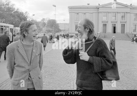 Current 48B-3-1971 : Grand moment pour la barbe. Aktuell a demandé à un certain nombre de personnes pourquoi ils portent la barbe. Les réponses variaient, mais une chose a été répétée — ou plutôt, pas répétée : aucun de nos neuf hommes ne porte de barbe pour montrer qu’ils sont des hommes. De plus, il y avait plusieurs personnes qui ne savaient pas pourquoi. Peintre Oddmund Kristiansen : il n’y a pas de complexes, mais des pellicules dans ma barbe. Photo : Aage Storløkken / Aktuell / NTB ***PHOTO NON TRAITÉE*** le texte de cette image est traduit automatiquement Banque D'Images