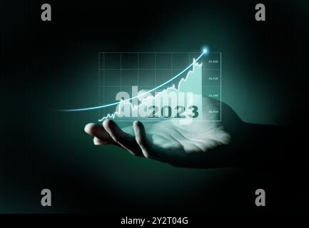 Nouveaux objectifs, plans et visions pour l'année prochaine 2023. L'homme d'affaires dessine l'augmentation graphique de flèche de croissance future de l'entreprise année 2022 à 2023. Planification, opportunité Banque D'Images