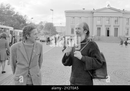 Current 48B-3-1971 : Grand moment pour la barbe. Aktuell a demandé à un certain nombre de personnes pourquoi ils portent la barbe. Les réponses variaient, mais une chose a été répétée — ou plutôt, pas répétée : aucun de nos neuf hommes ne porte de barbe pour montrer qu’ils sont des hommes. De plus, il y avait plusieurs personnes qui ne savaient pas pourquoi. Peintre Oddmund Kristiansen : il n’y a pas de complexes, mais des pellicules dans ma barbe. Photo : Aage Storløkken / Aktuell / NTB ***PHOTO NON TRAITÉE*** le texte de cette image est traduit automatiquement Banque D'Images