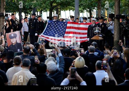 New York, États-Unis. 10 septembre 2024. Une garde d'honneur présente le drapeau américain au début de la cérémonie de commémoration de 9/11 au National 11 septembre Memorial and Museum à New York le mercredi 11 septembre 2024. Photo de Peter Foley/UPI crédit : UPI/Alamy Live News Banque D'Images