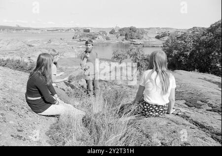 Current 34 - 3 - 1971 : île d'été pour artistsEn Citadeløya juste à l'extérieur de Stavern, les artistes visuels ont eu leur paradis d'été depuis 60 ans. L'île a été une source d'inspiration pour des artistes connus et moins connus. Aujourd'hui, il y a aussi un regain d'intérêt pour la préservation des valeurs culturelles et historiques de l'île. Jeunes artistes dans une promenade estivale sur l'île diverse. La faune aviaire et la flore sont riches et distinctives. Photo : Aage Storløkken / Aktuell / NTB ***PHOTO NON TRAITÉE*** le texte de cette image est traduit automatiquement Banque D'Images