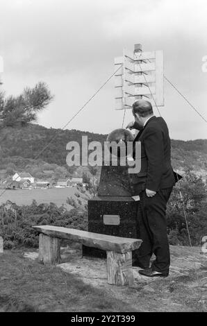 Courant 48B-4-1971 : zéro mètre au-dessus du niveau de la mer. Tregde, à quelques kilomètres de Mandal, a une fonction spéciale de station de mesure officielle des niveaux d'eau en Norvège. Une petite sphère et un appareil de mesure fournissent la base pour le niveau de hauteur dans nos cartes, triangulations et triangulations municipales. L'inertie est la zone la plus stable et convient bien comme « point zéro ». Oslo augmente, par exemple 4 millimètres par an. Photo : Sverre A. Børretzen / Aktuell / NTB ***PHOTO NON TRAITÉE*** le texte de cette image est traduit automatiquement Banque D'Images