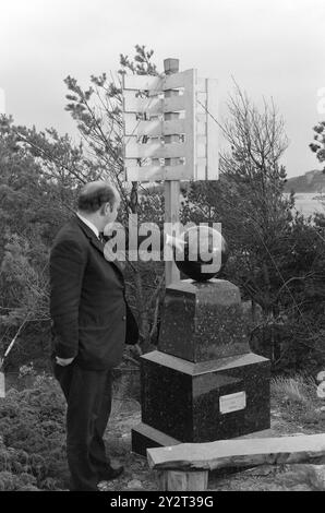 Courant 48B-4-1971 : zéro mètre au-dessus du niveau de la mer. Tregde, à quelques kilomètres de Mandal, a une fonction spéciale de station de mesure officielle des niveaux d'eau en Norvège. Une petite sphère et un appareil de mesure fournissent la base pour le niveau de hauteur dans nos cartes, triangulations et triangulations municipales. L'inertie est la zone la plus stable et convient bien comme « point zéro ». Oslo augmente, par exemple 4 millimètres par an. Photo : Sverre A. Børretzen / Aktuell / NTB ***PHOTO NON TRAITÉE*** le texte de cette image est traduit automatiquement Banque D'Images