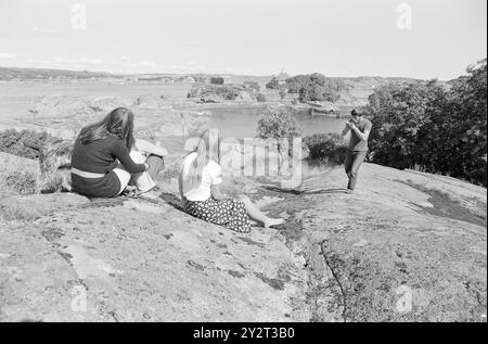 Current 34 - 3 - 1971 : île d'été pour artistsEn Citadeløya juste à l'extérieur de Stavern, les artistes visuels ont eu leur paradis d'été depuis 60 ans. L'île a été une source d'inspiration pour des artistes connus et moins connus. Aujourd'hui, il y a aussi un regain d'intérêt pour la préservation des valeurs culturelles et historiques de l'île. Jeunes artistes dans une promenade estivale sur l'île diverse. La faune aviaire et la flore sont riches et distinctives. Photo : Aage Storløkken / Aktuell / NTB ***PHOTO NON TRAITÉE*** le texte de cette image est traduit automatiquement Banque D'Images