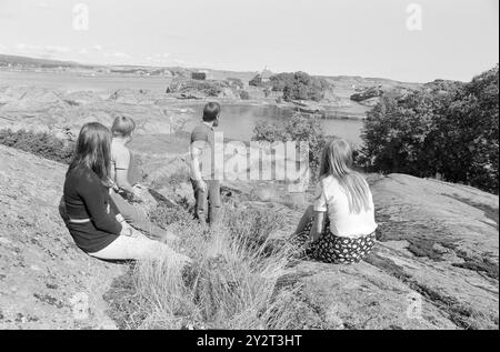 Current 34 - 3 - 1971 : île d'été pour artistsEn Citadeløya juste à l'extérieur de Stavern, les artistes visuels ont eu leur paradis d'été depuis 60 ans. L'île a été une source d'inspiration pour des artistes connus et moins connus. Aujourd'hui, il y a aussi un regain d'intérêt pour la préservation des valeurs culturelles et historiques de l'île. Jeunes artistes dans une promenade estivale sur l'île diverse. La faune aviaire et la flore sont riches et distinctives. Photo : Aage Storløkken / Aktuell / NTB ***PHOTO NON TRAITÉE*** le texte de cette image est traduit automatiquement Banque D'Images