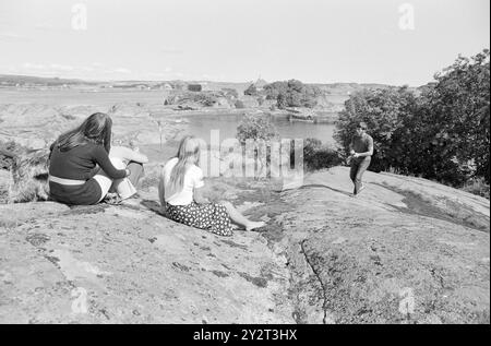 Current 34 - 3 - 1971 : île d'été pour artistsEn Citadeløya juste à l'extérieur de Stavern, les artistes visuels ont eu leur paradis d'été depuis 60 ans. L'île a été une source d'inspiration pour des artistes connus et moins connus. Aujourd'hui, il y a aussi un regain d'intérêt pour la préservation des valeurs culturelles et historiques de l'île. Jeunes artistes dans une promenade estivale sur l'île diverse. La faune aviaire et la flore sont riches et distinctives. Photo : Aage Storløkken / Aktuell / NTB ***PHOTO NON TRAITÉE*** le texte de cette image est traduit automatiquement Banque D'Images