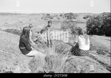 Current 34 - 3 - 1971 : île d'été pour artistsEn Citadeløya juste à l'extérieur de Stavern, les artistes visuels ont eu leur paradis d'été depuis 60 ans. L'île a été une source d'inspiration pour des artistes connus et moins connus. Aujourd'hui, il y a aussi un regain d'intérêt pour la préservation des valeurs culturelles et historiques de l'île. Jeunes artistes dans une promenade estivale sur l'île diverse. La faune aviaire et la flore sont riches et distinctives. Photo : Aage Storløkken / Aktuell / NTB ***PHOTO NON TRAITÉE*** le texte de cette image est traduit automatiquement Banque D'Images