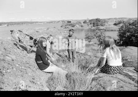 Current 34 - 3 - 1971 : île d'été pour artistsEn Citadeløya juste à l'extérieur de Stavern, les artistes visuels ont eu leur paradis d'été depuis 60 ans. L'île a été une source d'inspiration pour des artistes connus et moins connus. Aujourd'hui, il y a aussi un regain d'intérêt pour la préservation des valeurs culturelles et historiques de l'île. Jeunes artistes dans une promenade estivale sur l'île diverse. La faune aviaire et la flore sont riches et distinctives. Photo : Aage Storløkken / Aktuell / NTB ***PHOTO NON TRAITÉE*** le texte de cette image est traduit automatiquement Banque D'Images