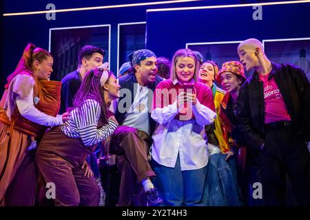 Londres, Royaume-Uni. 11 septembre 2024. Le casting interprète C U Never lors d’un photocall pour « Why Am I So Single? » Au théâtre Garrick. La nouvelle comédie musicale, par les écrivains primés par Tony Award de SIX, Toby Marlow et Lucy Moss, suit deux meilleures amies à travers les hauts et les bas de leur vie de rencontre. Le spectacle est dirigé par Lucy Moss, avec une chorégraphie d'Ellen Kane et se déroule jusqu'au 13 février 2025. Credit : Stephen Chung / Alamy Live News Banque D'Images