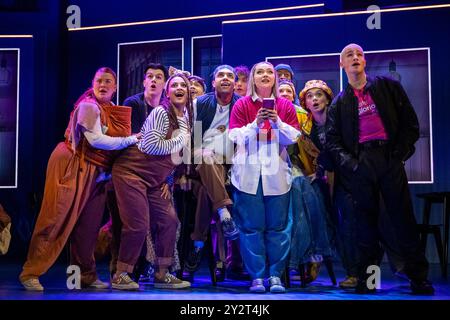 Londres, Royaume-Uni. 11 septembre 2024. Le casting interprète C U Never lors d’un photocall pour « Why Am I So Single? » Au théâtre Garrick. La nouvelle comédie musicale, par les écrivains primés par Tony Award de SIX, Toby Marlow et Lucy Moss, suit deux meilleures amies à travers les hauts et les bas de leur vie de rencontre. Le spectacle est dirigé par Lucy Moss, avec une chorégraphie d'Ellen Kane et se déroule jusqu'au 13 février 2025. Credit : Stephen Chung / Alamy Live News Banque D'Images