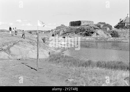 Current 34 - 3 - 1971 : île d'été pour artistsEn Citadeløya juste à l'extérieur de Stavern, les artistes visuels ont eu leur paradis d'été depuis 60 ans. L'île a été une source d'inspiration pour des artistes connus et moins connus. Aujourd'hui, il y a aussi un regain d'intérêt pour la préservation des valeurs culturelles et historiques de l'île. Jeunes artistes dans une promenade estivale sur l'île diverse. La faune aviaire et la flore sont riches et distinctives. Photo : Aage Storløkken / Aktuell / NTB ***PHOTO NON TRAITÉE*** le texte de cette image est traduit automatiquement Banque D'Images