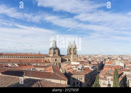 Vue panoramique de la ville historique de Salamanque, Espagne avec la Nouvelle Cathédrale sous un ciel bleu clair Banque D'Images