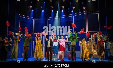 Londres, Royaume-Uni. 11 septembre 2024. Le casting interprète Men Are Trash lors d'un appel photo pour "Why Am I So Single?" Au théâtre Garrick. La nouvelle comédie musicale, par les écrivains primés par Tony Award de SIX, Toby Marlow et Lucy Moss, suit deux meilleures amies à travers les hauts et les bas de leur vie de rencontre. Le spectacle est dirigé par Lucy Moss, avec une chorégraphie d'Ellen Kane et se déroule jusqu'au 13 février 2025. Credit : Stephen Chung / Alamy Live News Banque D'Images